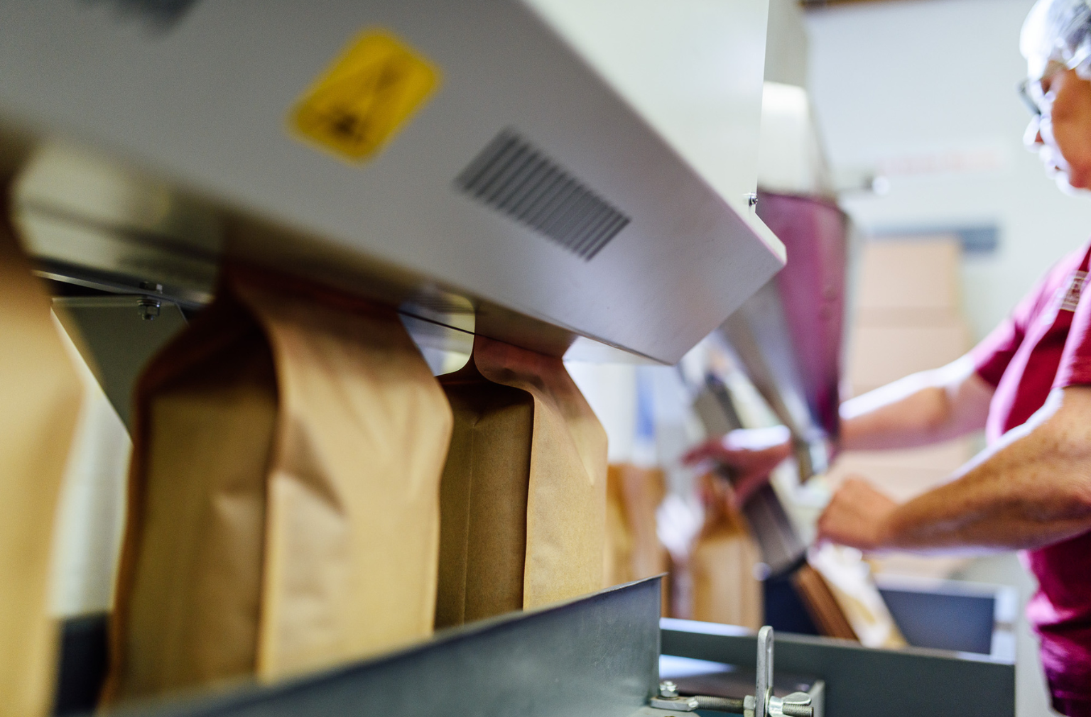 Fließband mit Kaffeetüten in unserer Produktion in Gronau