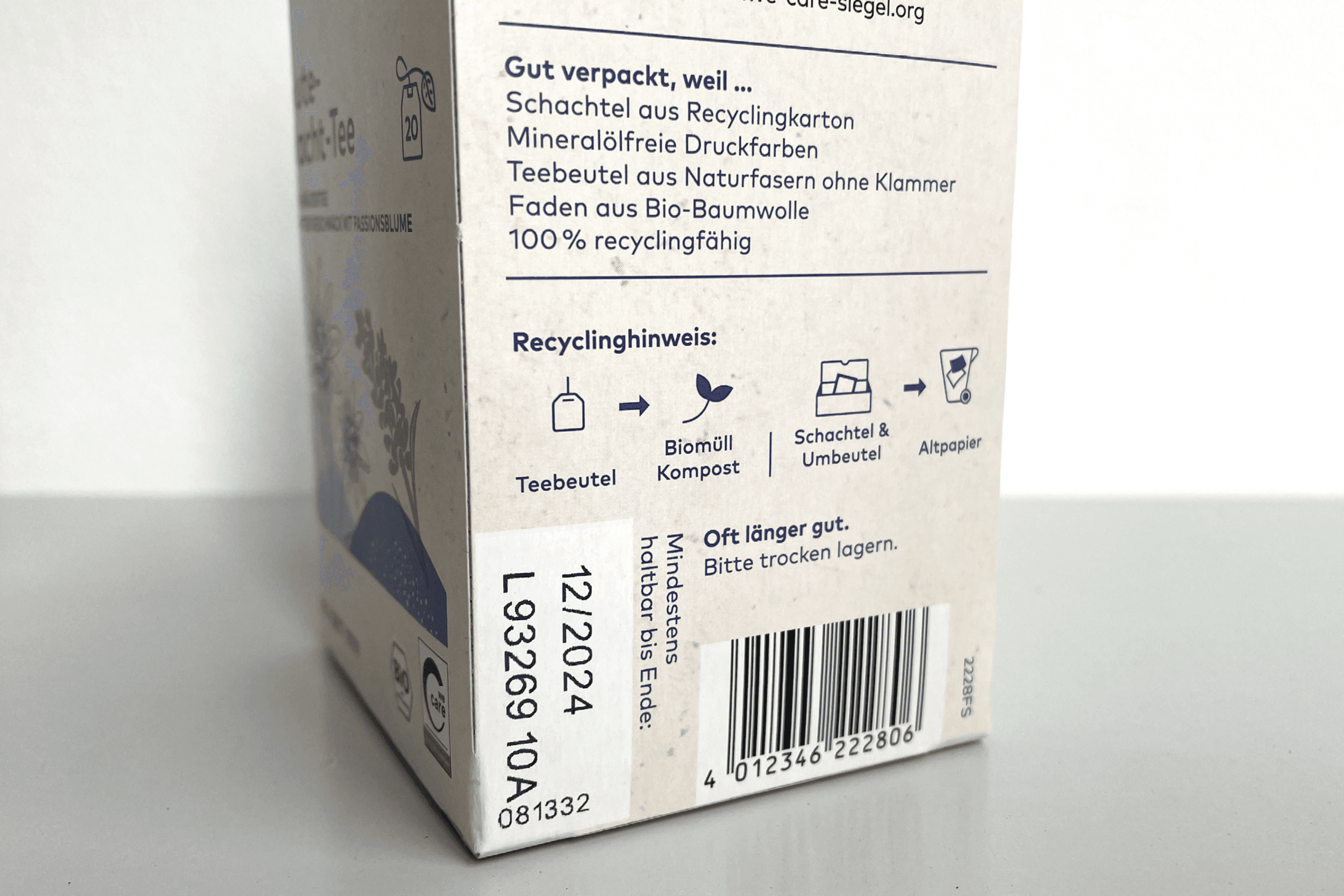 Rückseite einer Teekarton-Verpackung mit Recycling-Informationen, Mindesthaltbarkeitsdatum und Barcode auf weißem Hintergrund
