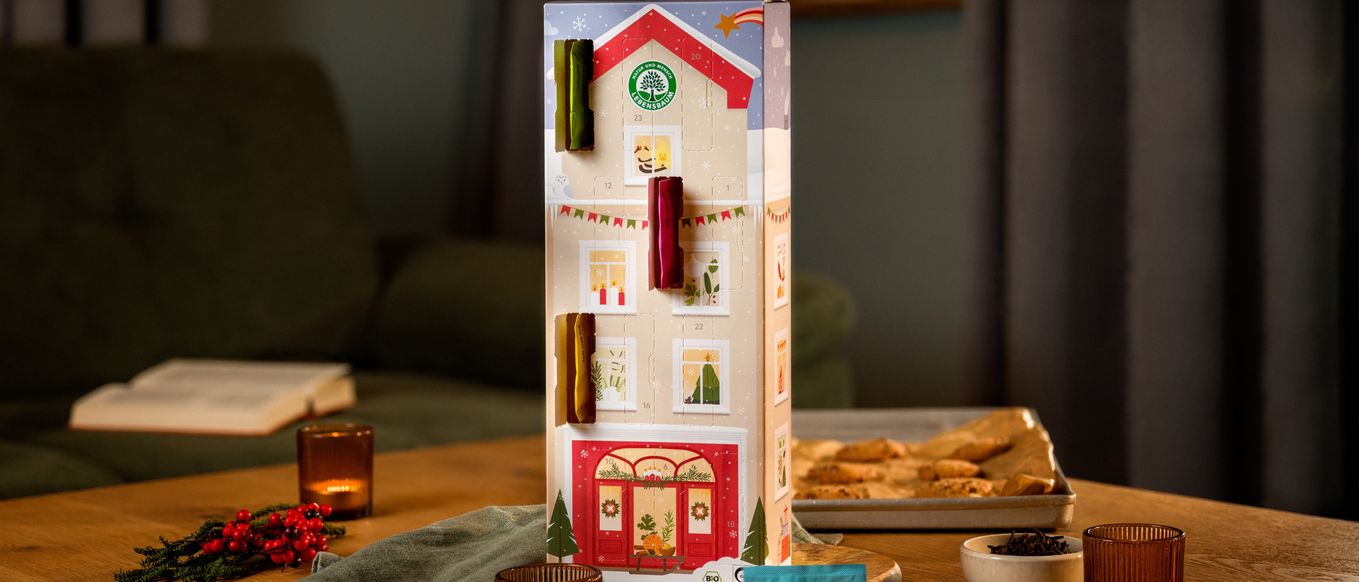 Lebensbaum Adventskalender mit verschiedenen Bio-Produkte in weihnachtlicher Atmosphäre