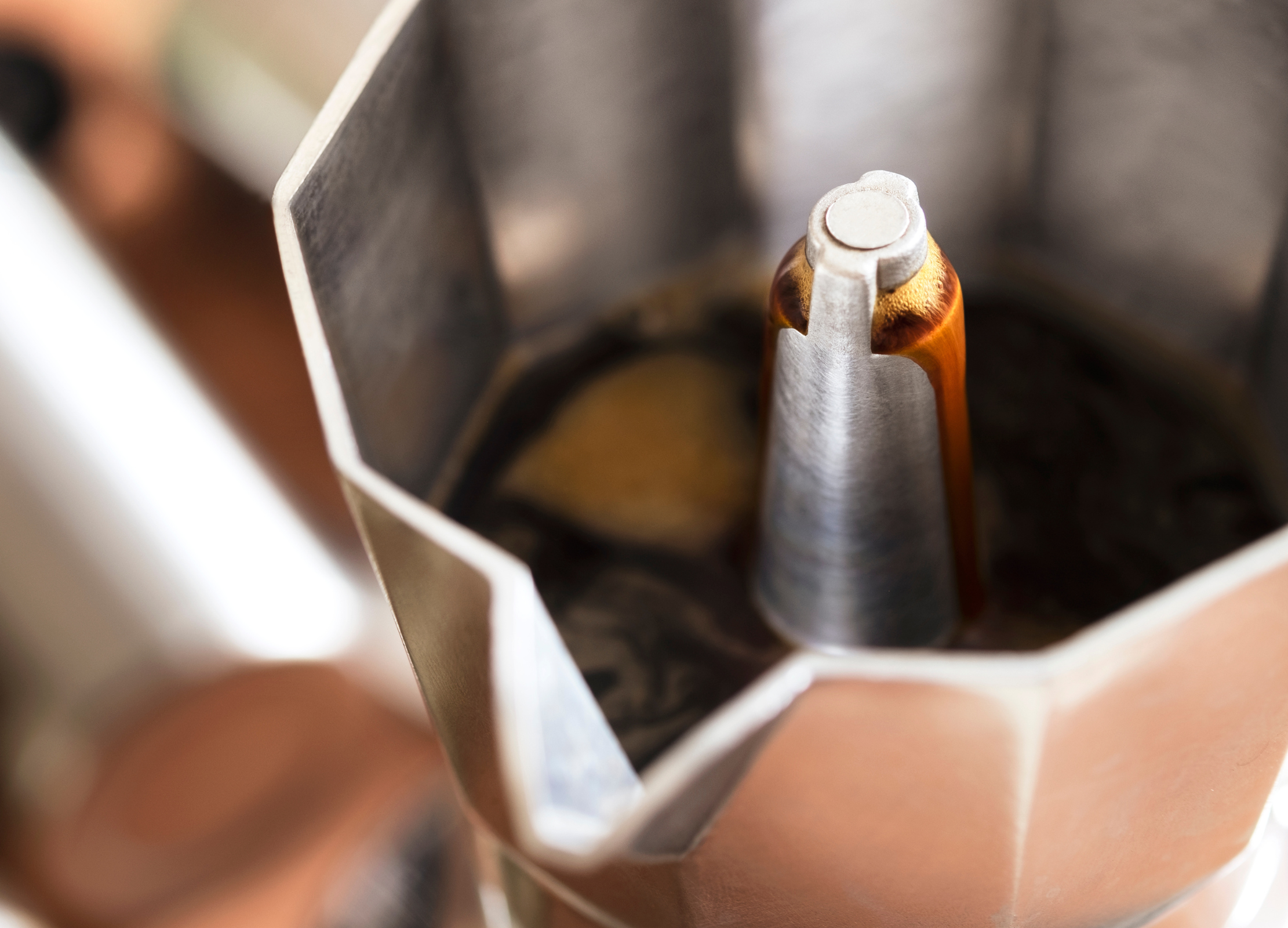 Kaffee steigt blubbernd in einer Espressokanne nach oben