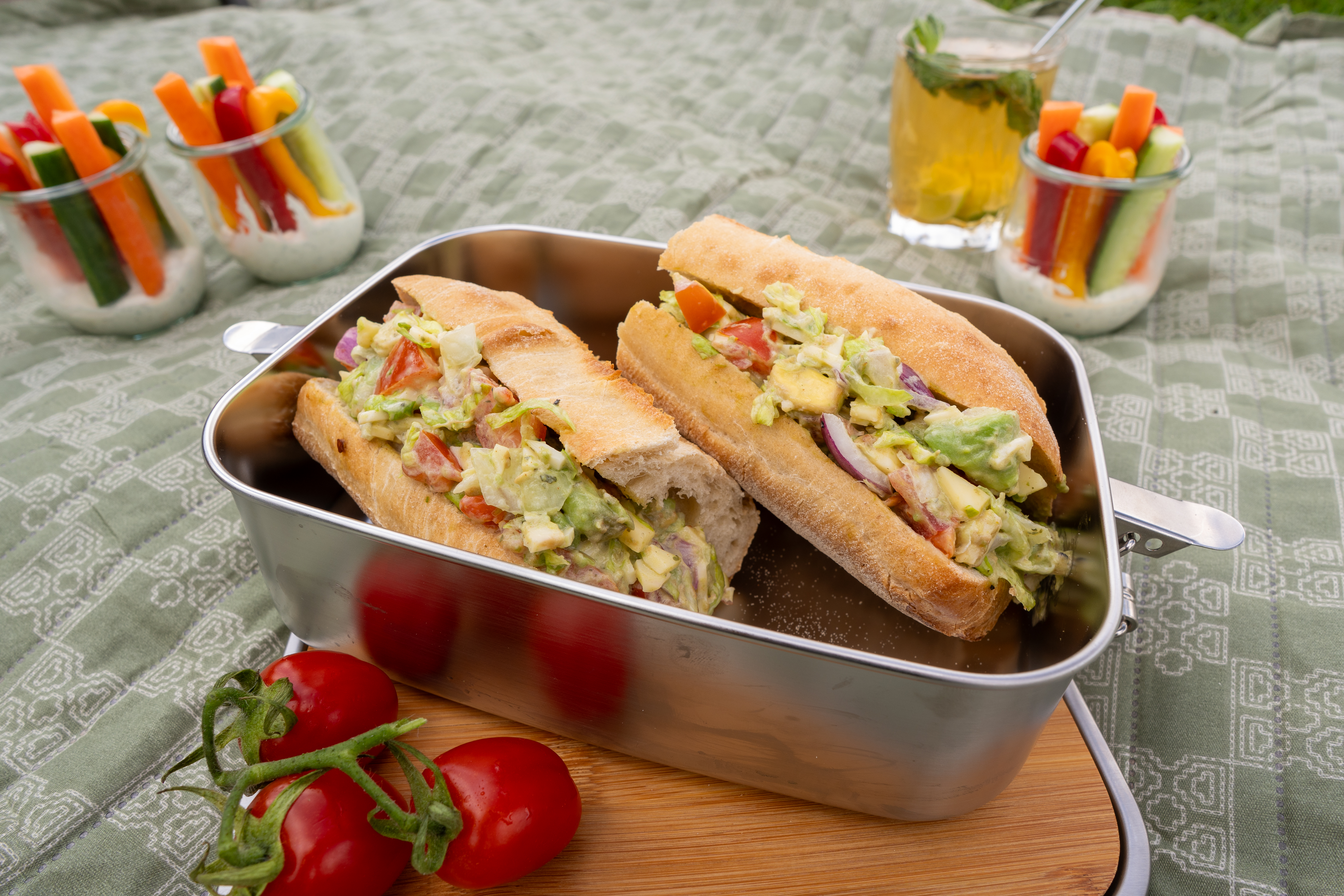 Zwei Sandwiches, die in einer Metallbox liegen