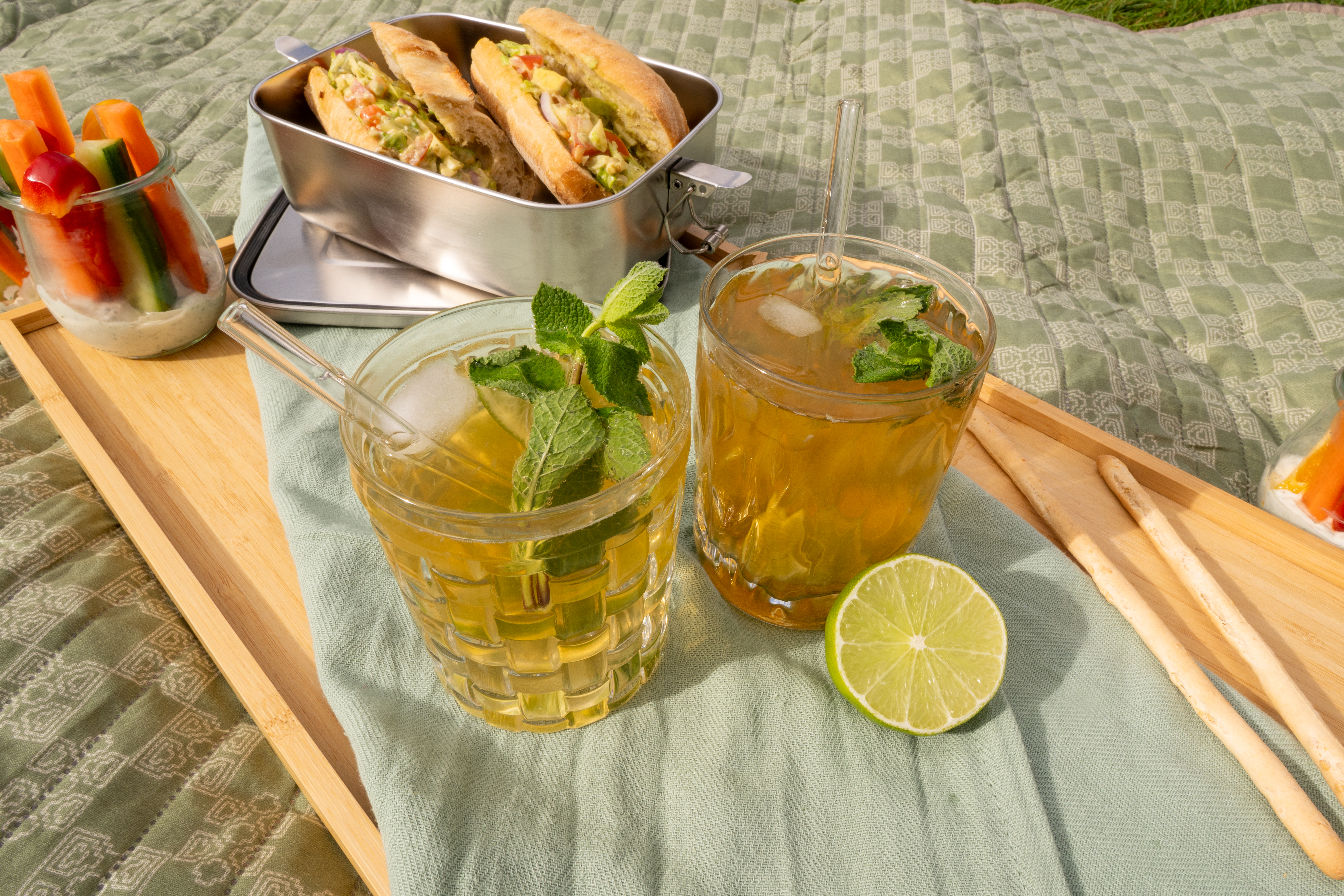 zwei Mojito auf einem Holztablet