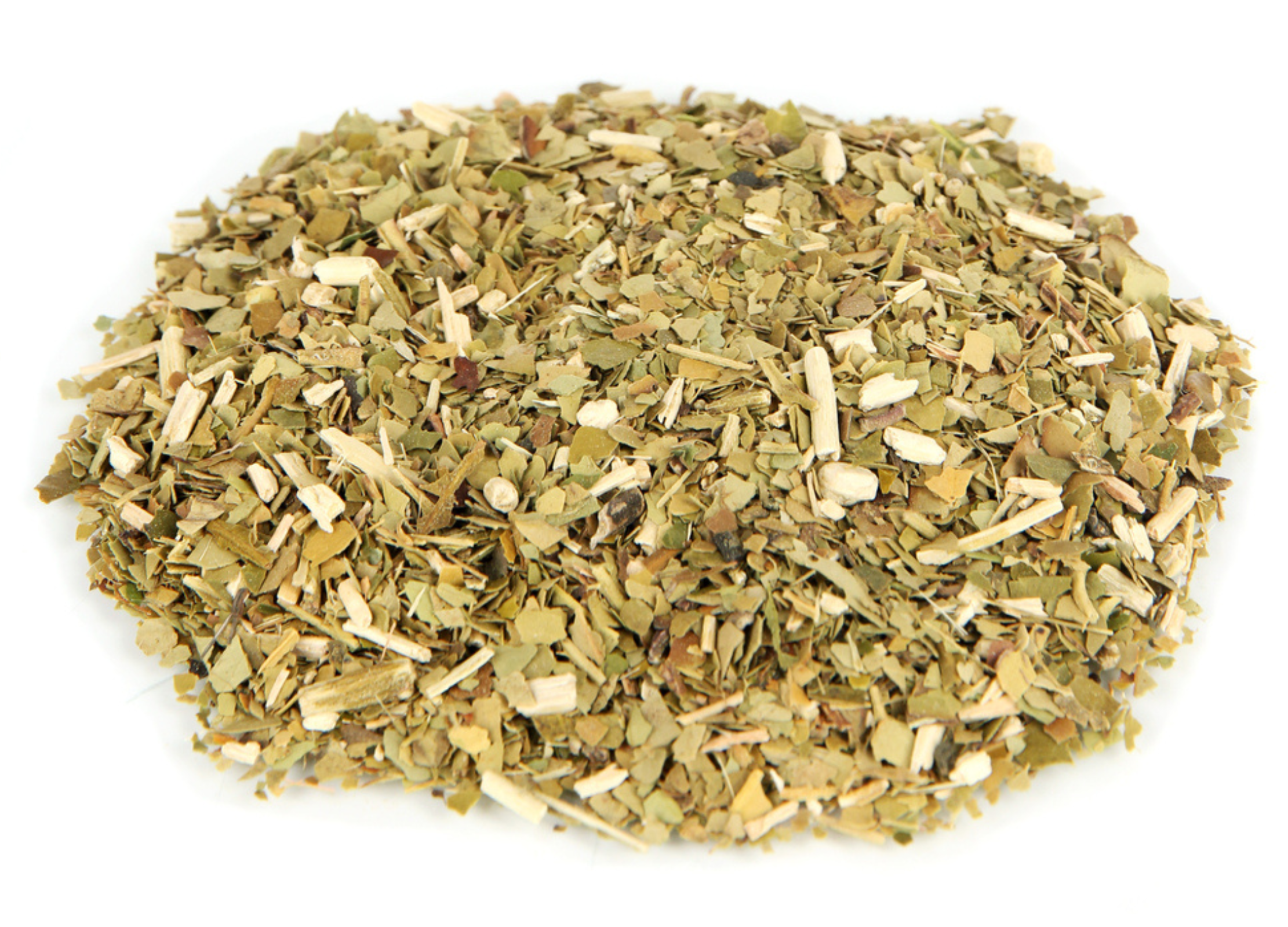 Yerba Mate Tee mit geschnittenen Blättern und Stängeln in Grün- und Brauntönen, mit hellen Stückchen gemischt
