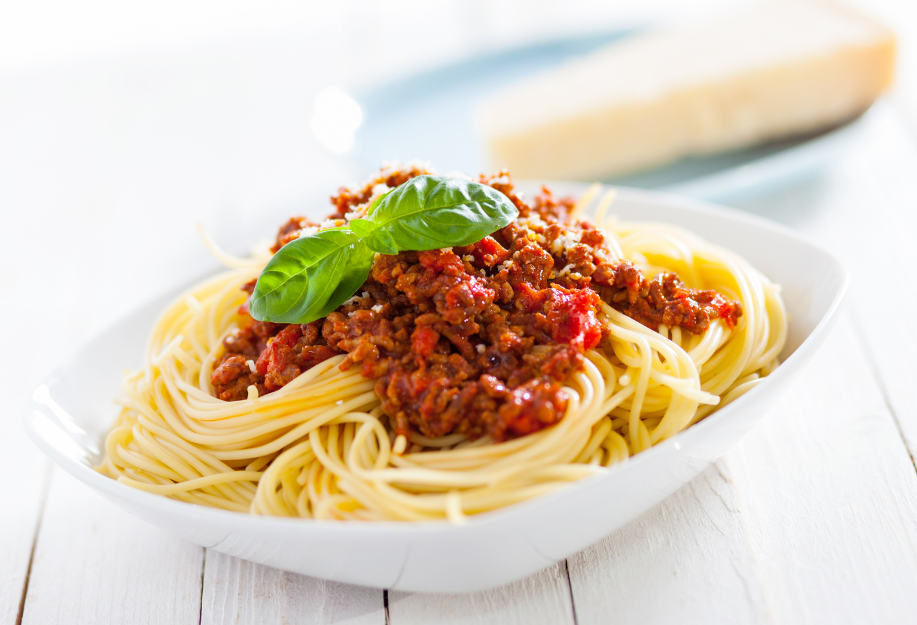 Ferdis Spaghetti Bolognese in einer weißen Schüssel mit Basilikum garniert