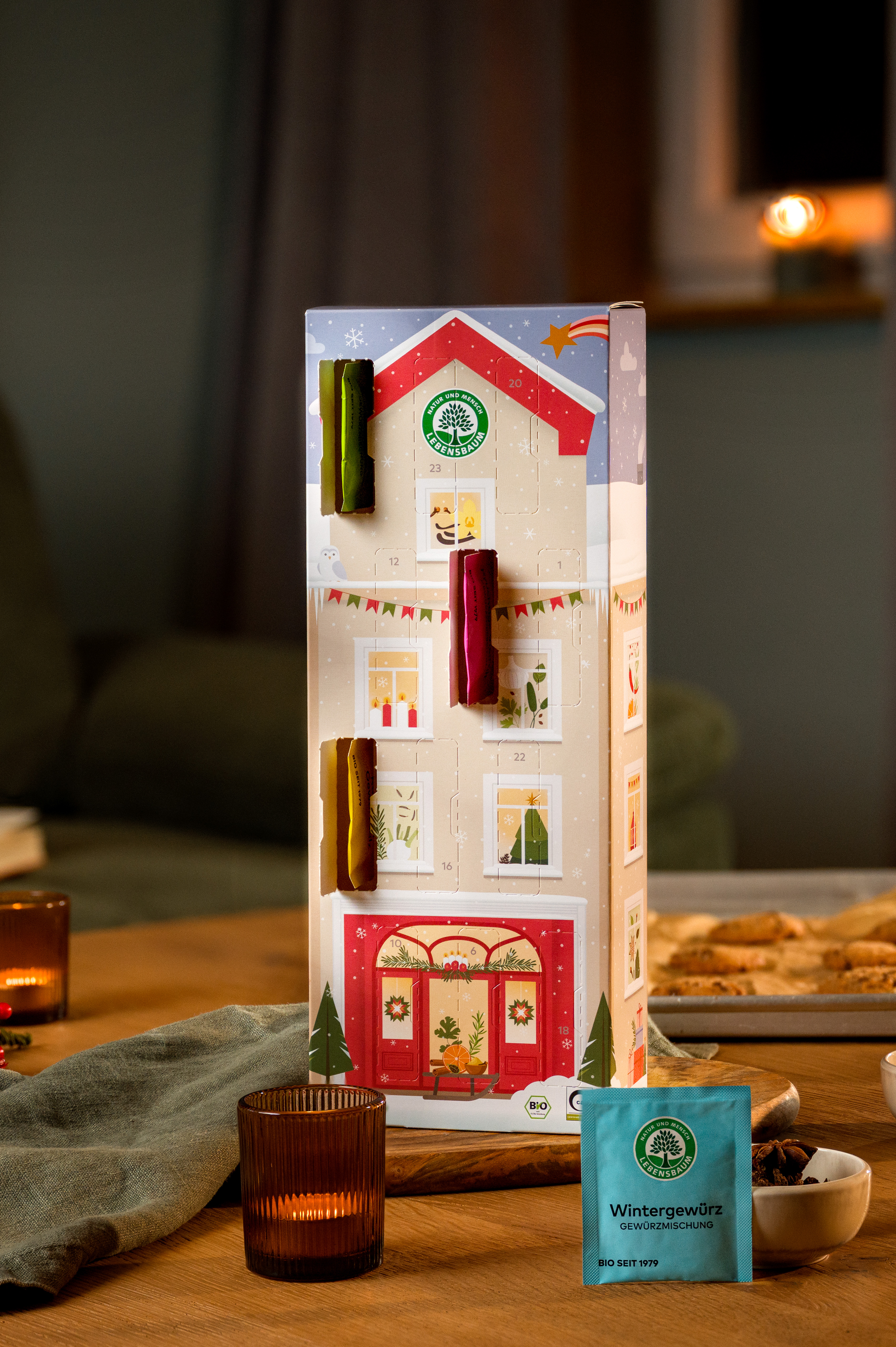 Lebensbaum Adventskalender mit verschiedenen Bio-Produkte in weihnachtlicher Atmosphäre