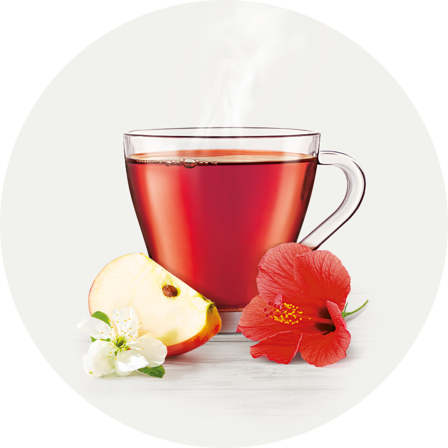 Glastasse mit leuchtendem rotem Früchtetee, garniert mit Apfelscheibe, roter Hibiskusblüte und weißen Blüten