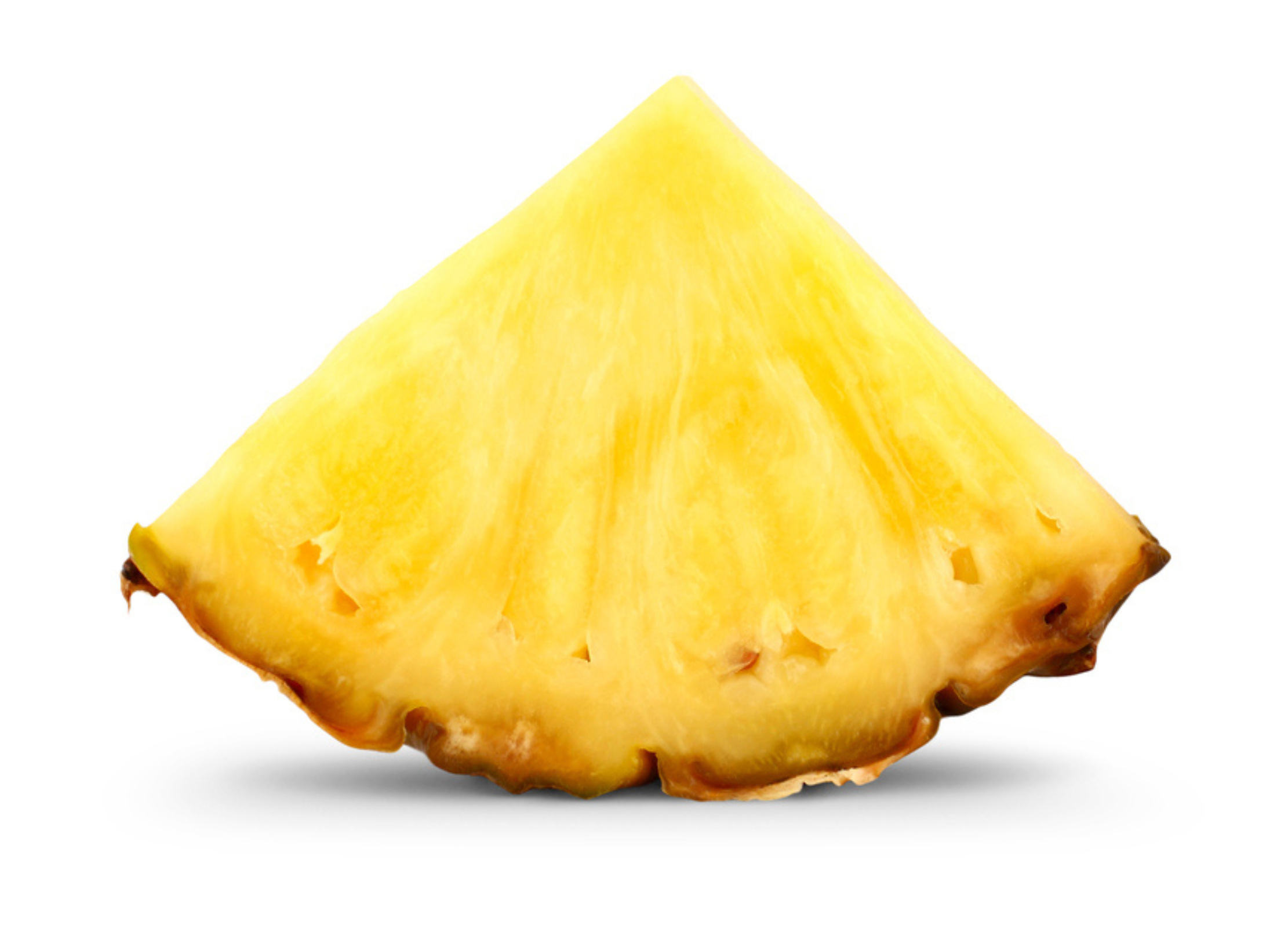 Ein frisches, saftig-gelbes Stück Ananas liegt vor weißem Hintergrund