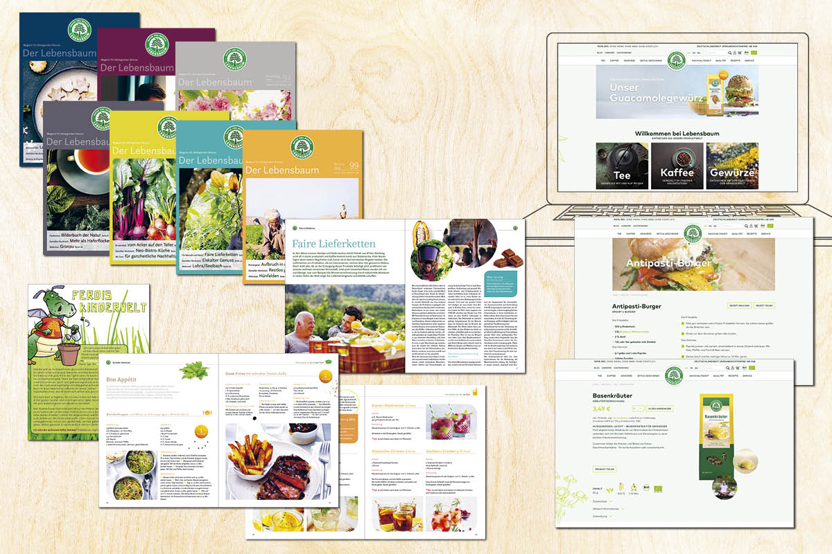 Kollektion von "Der Lebensbaum" Broschüren, Katalogen und Website-Screenshots mit farbigen Covers zu Tee, Kaffee, Gewürzen und fair gehandelten Produkten auf hellem Holzhintergrund.