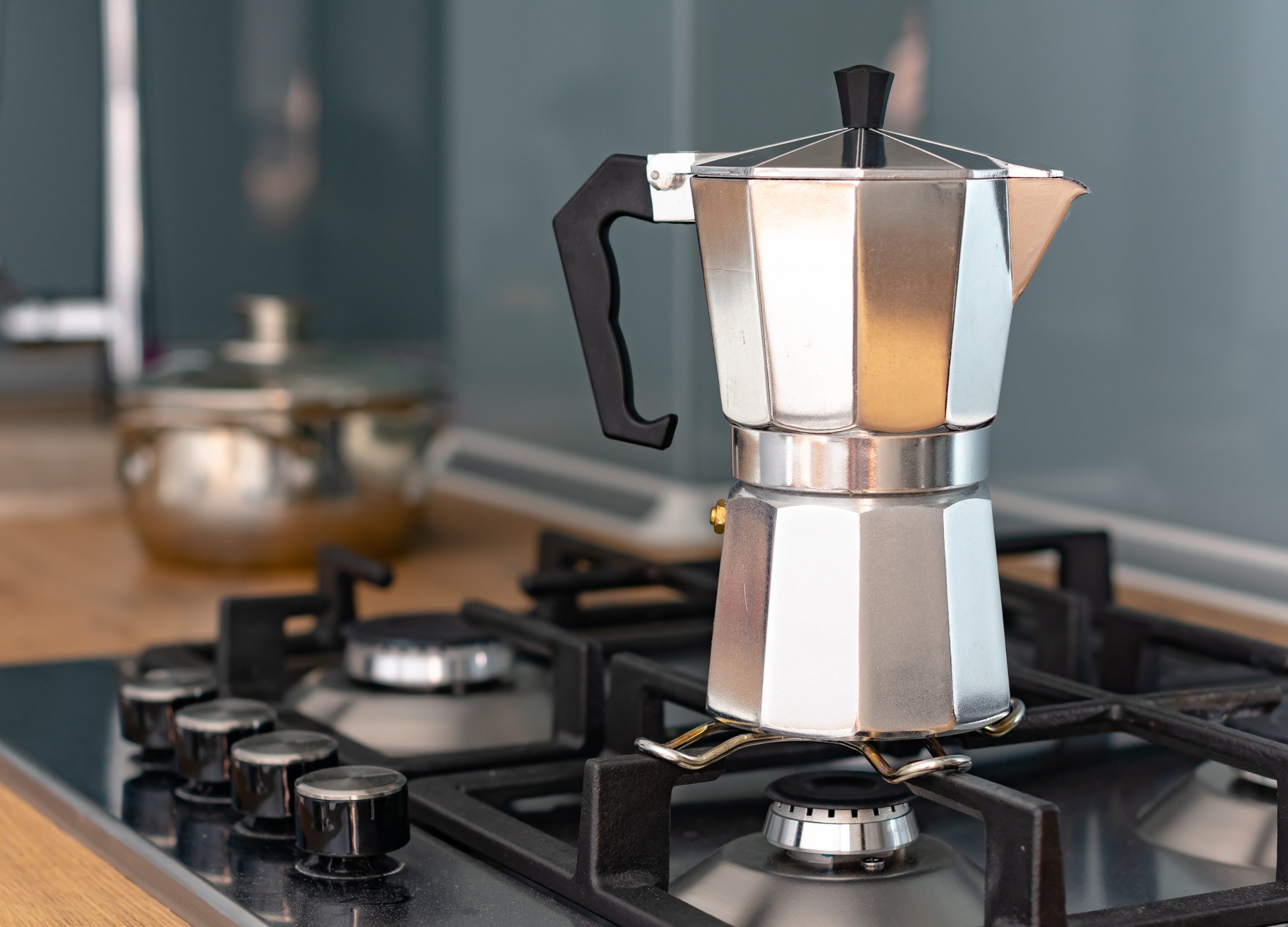 Espressokanne steht auf einem Gasherd in einer modernen Küche