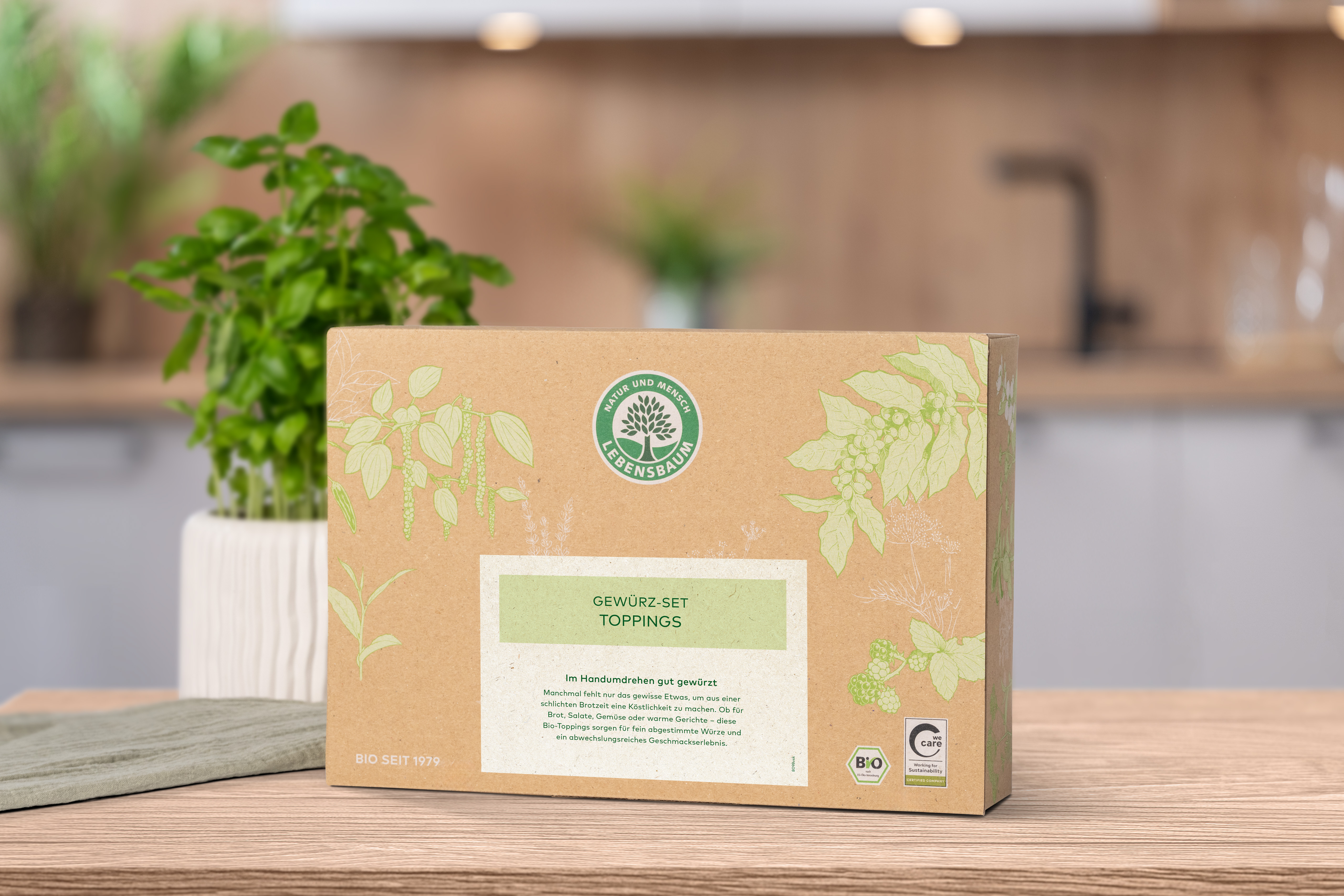 Verschlossenes Geschenk-Set steht auf einem Holztisch in der Küche